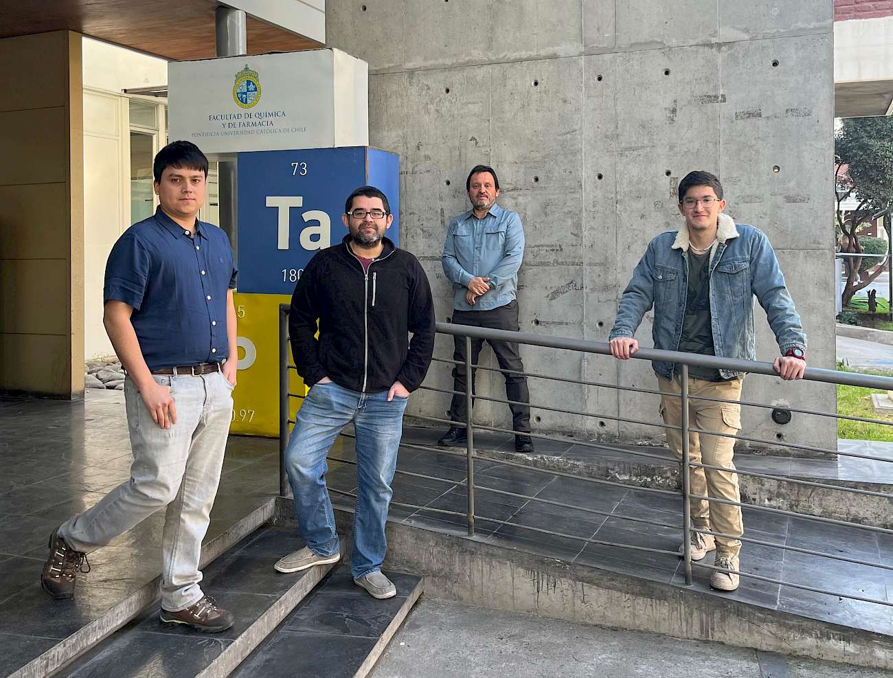 (De izquierda a derecha) Ángel Ortiz, César Saldías, Juan Pablo Vargas y Matías Moreno, fundadores de Wasteknow, en la Facultad de Química y de Farmacia UC.
