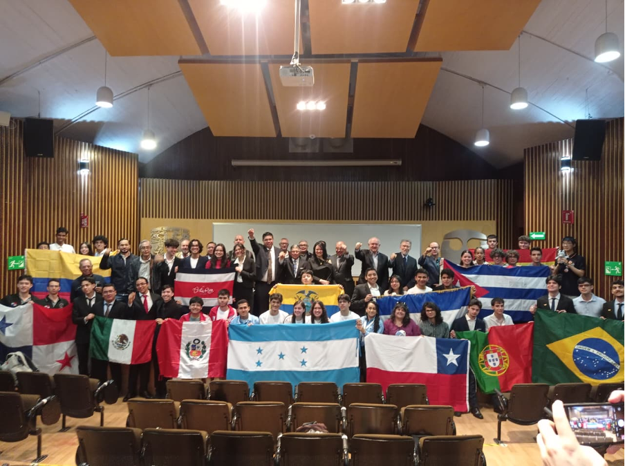los estudiantes de sus respectivas delegaciones junto con sus mentores y los integrantes del comité Iberoamericano.