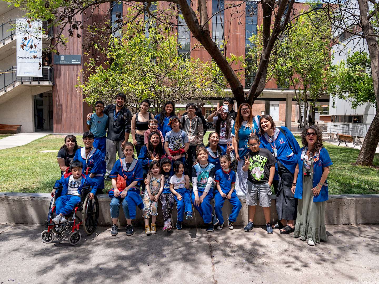 Estudiantes del Colegio Hospitalario Con Todo el Corazón junto a sus docentes, al finalizar su visita a la Facultad de Química y de Farmacia UC.
